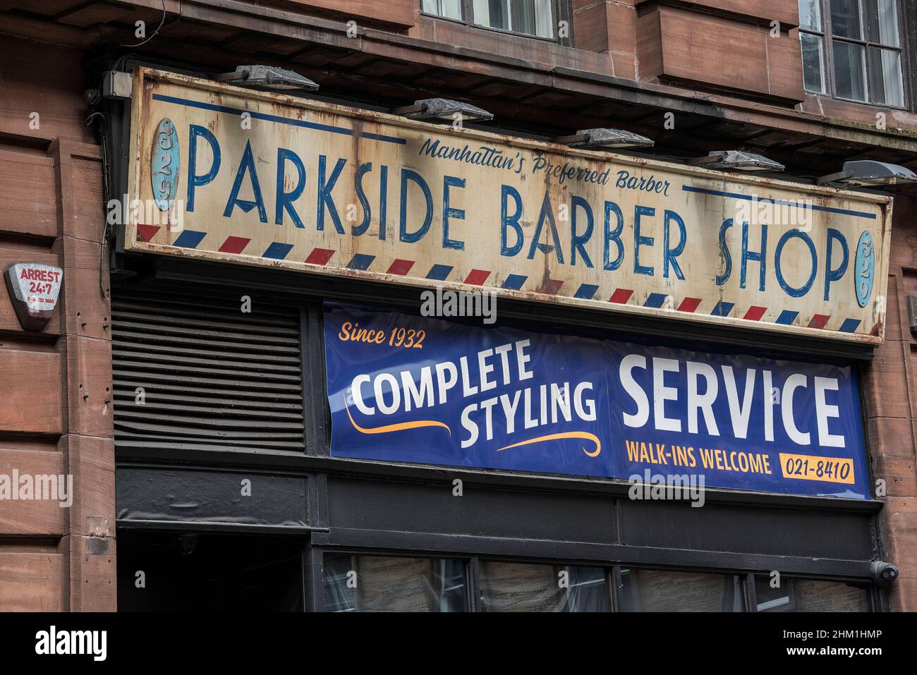 Schaufenster mit 60s Manhattan für Dreharbeiten im Zentrum von Glasgow. Stockfoto