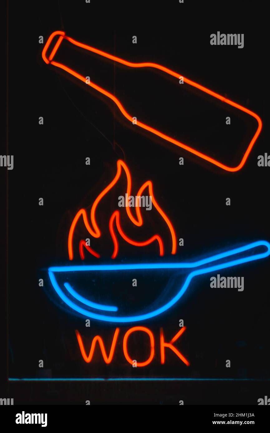 Neon-Schild Wok Restaurant asiatische Küche Gerichte Feuer Stockfoto