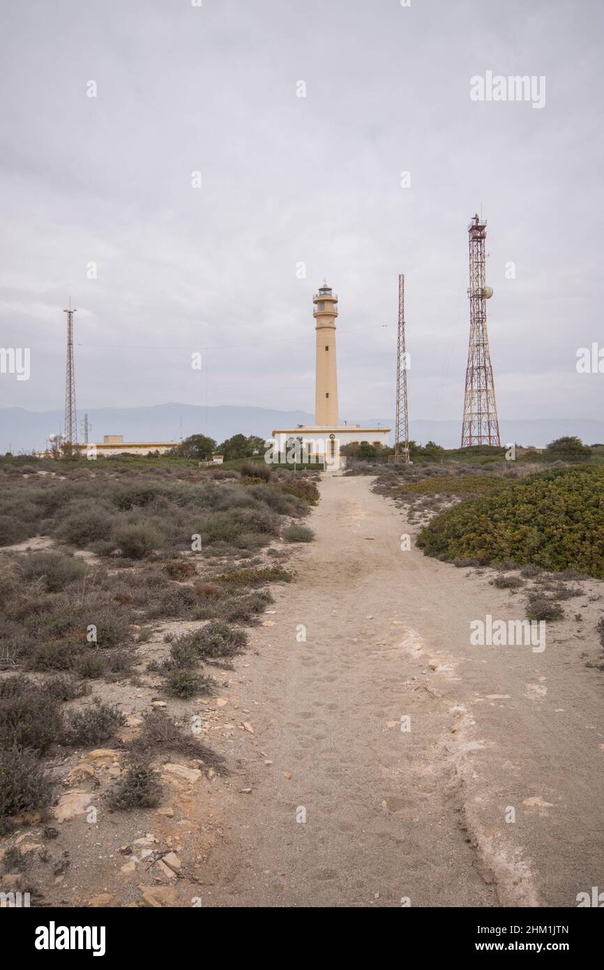 Leuchtturm und Kommunikationstürme in Punta Entinas-Sabinar, Naturschutzgebiet, Almeria, Spanien. Stockfoto