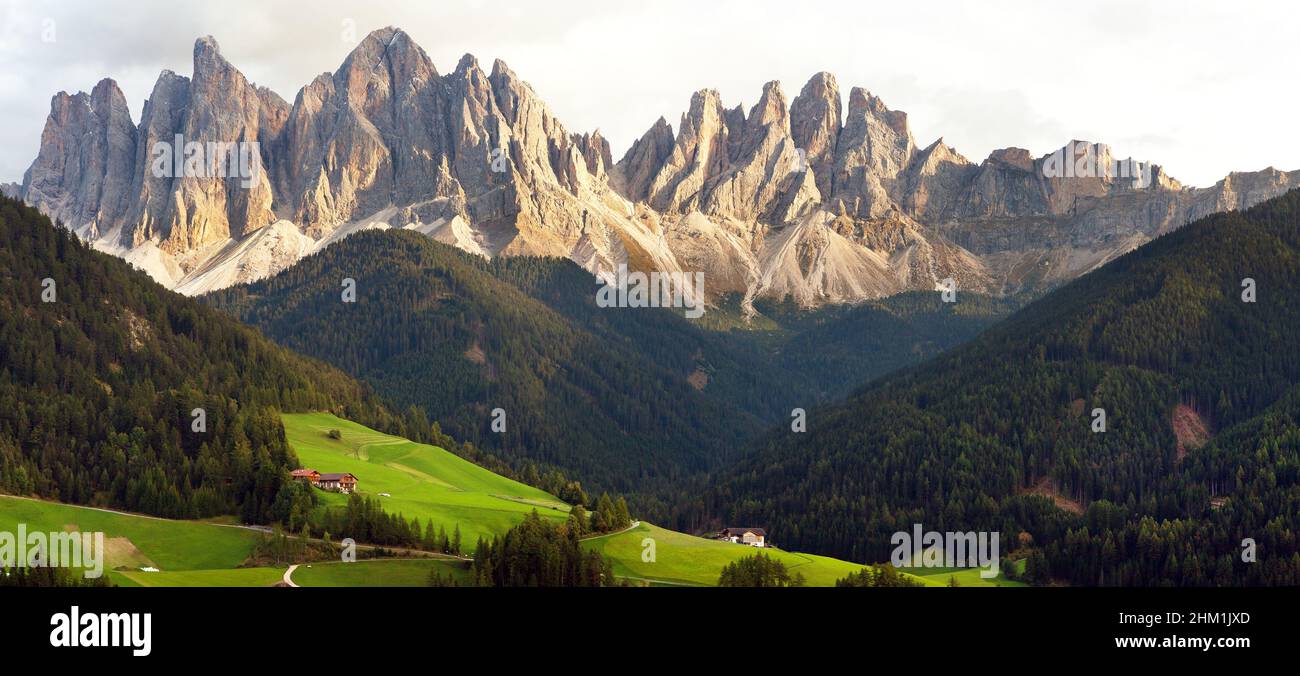 Abends Panoramablick auf die Geislergruppe oder Gruppo dele Odle, italienische Dolomiten Alpen Stockfoto