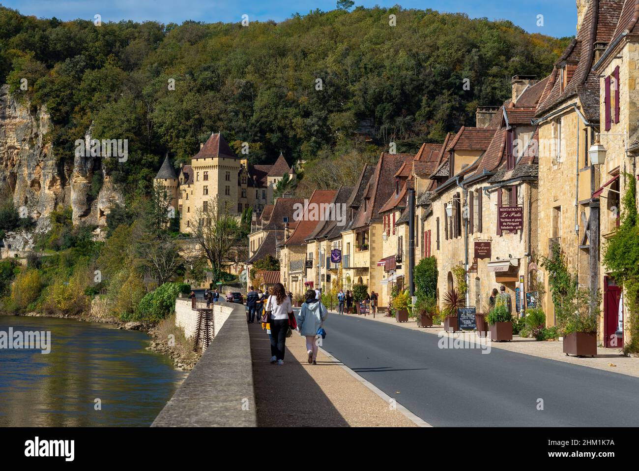 La Roque-Gageac, Frankreich - 31. Oktober 2021: Nicht erkennbare Touristen, die die Hauptstraße von La Roque-Gageac mit dem Fluss Dordogne auf der einen Seite hinaufgehen, Stockfoto