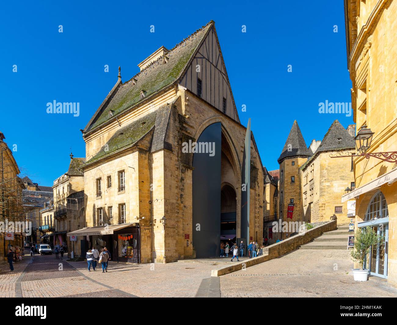 Sarlat-la-Caneda, Frankreich - 1. November 2021: Die Markthalle einer schönen französischen Stadt aus gelben Steinen in Perigord, Frankreich, auf einem sonnigen A aufgenommen Stockfoto