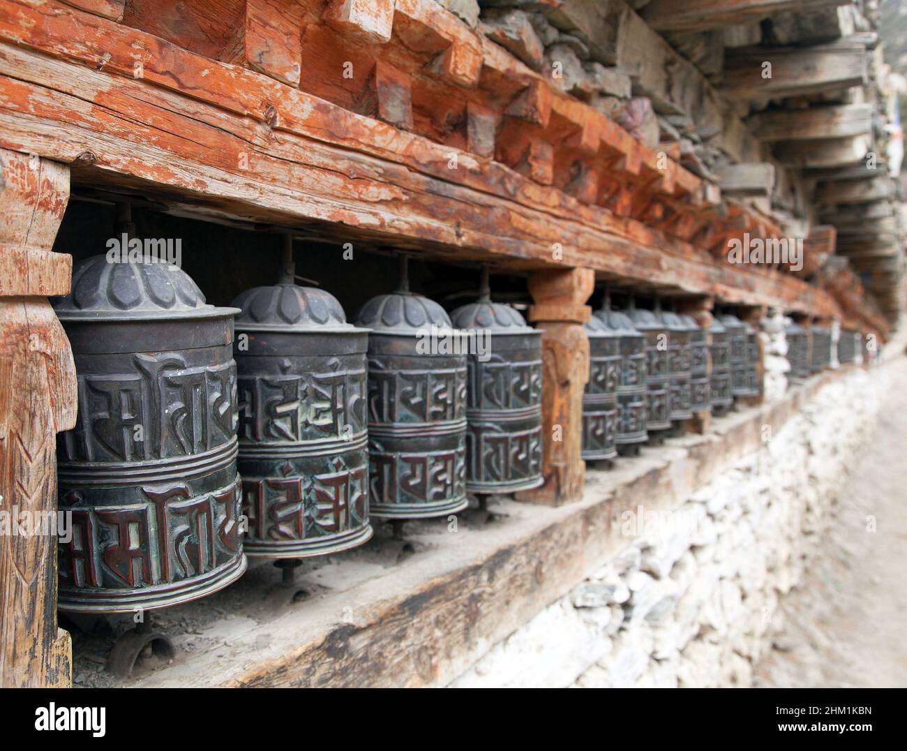 Blick auf viele Gebetsräder des Buddhismus Stockfoto