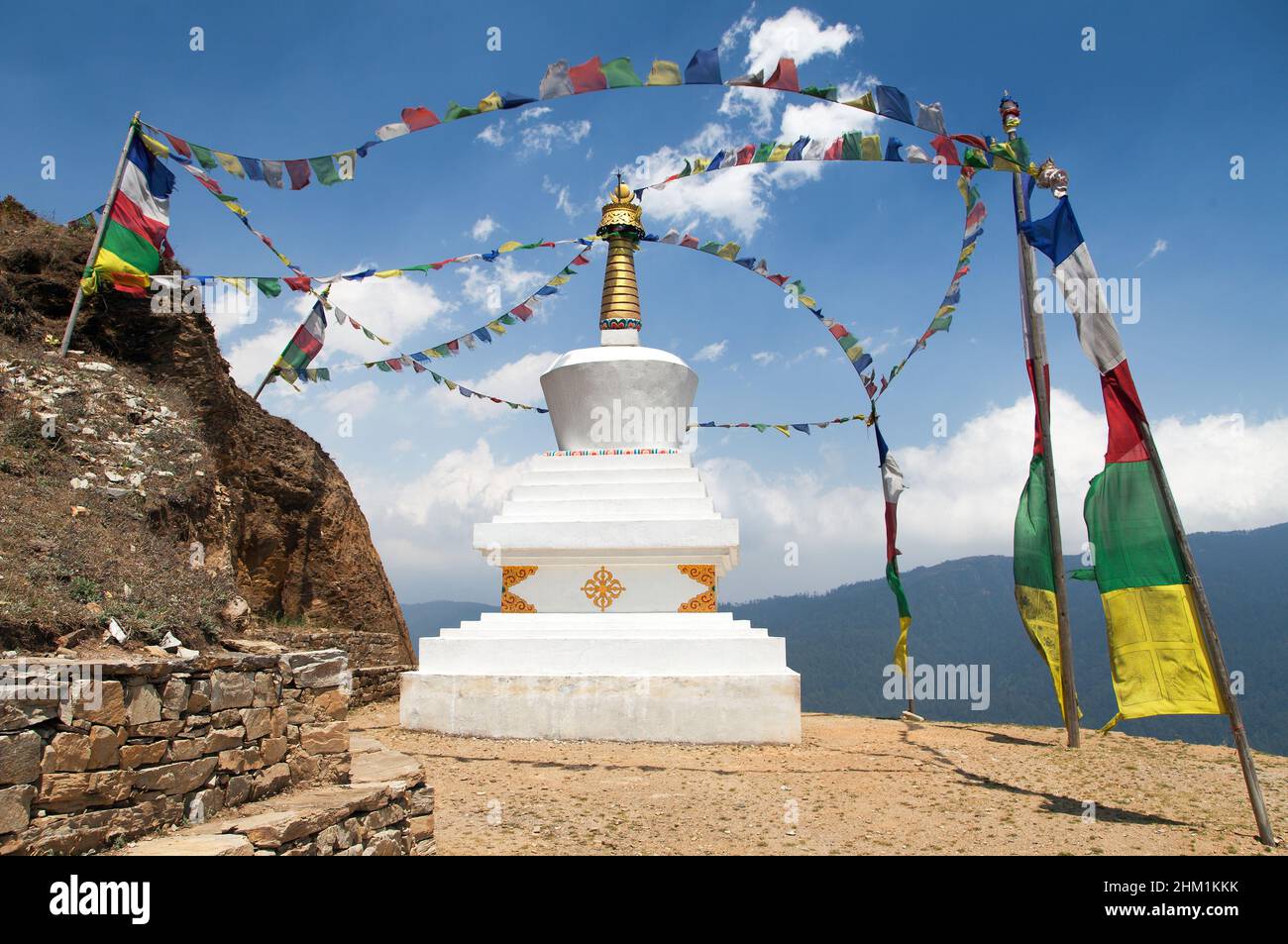 Stupa mit Gebetsfahnen - Weg zur Everest-Basis Camp - Khumbu Tal - Nepal Stockfoto