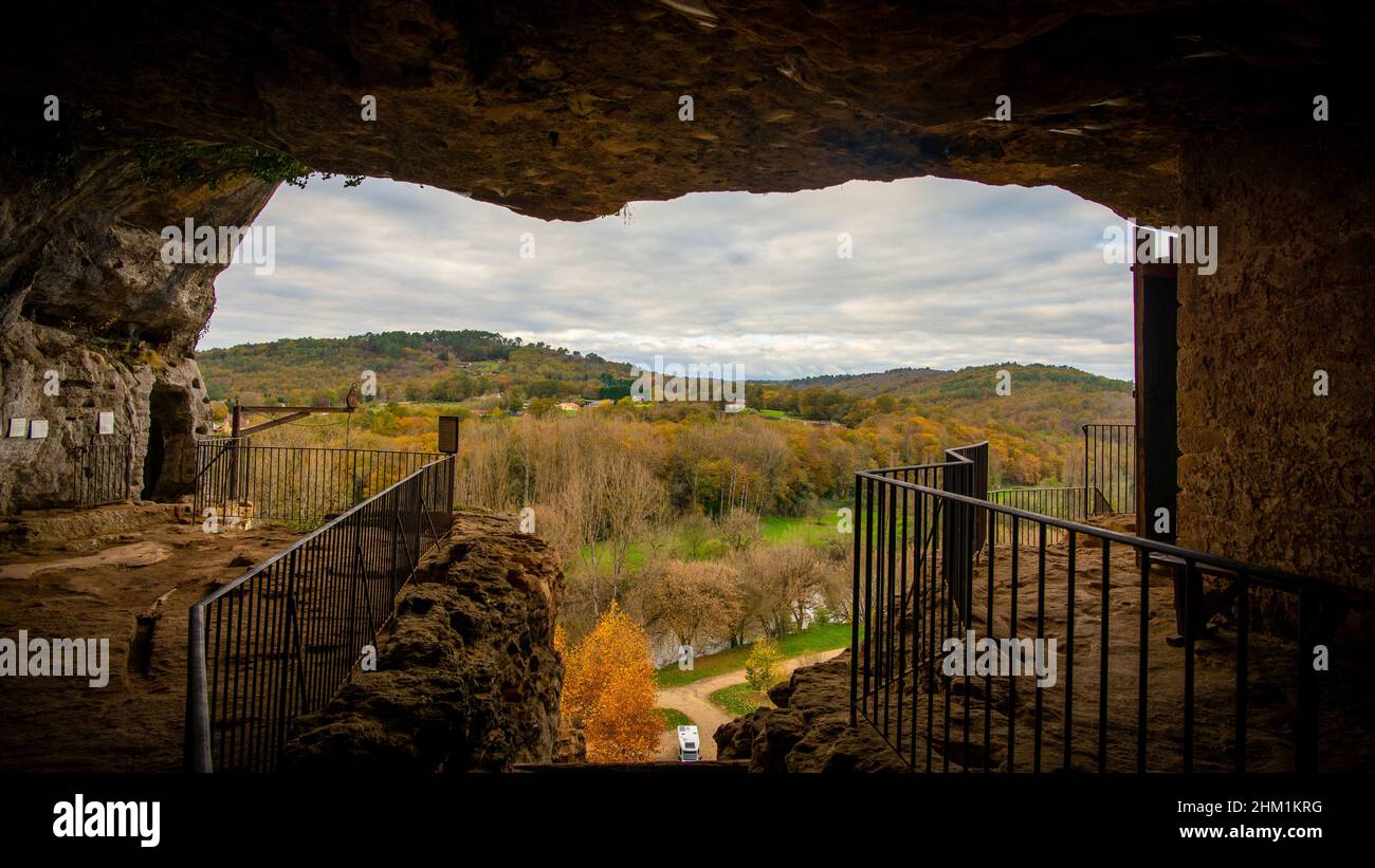 Blick auf das Vezere-Tal in Perigord von einer Höhle aus, die an einem bewölkten Herbstnachmittag ohne Menschen aufgenommen wurde Stockfoto