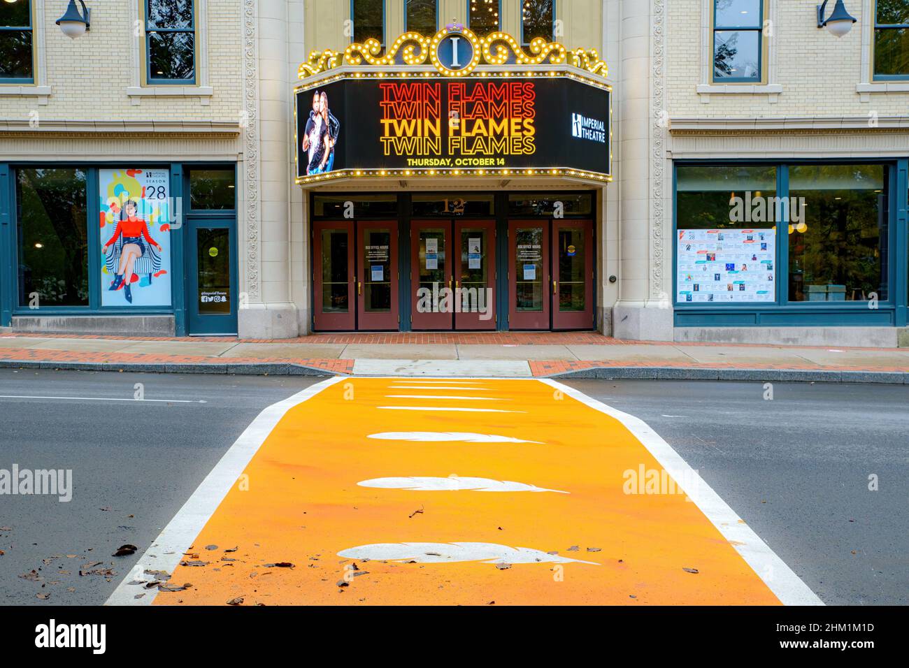 Saint John, NB, Kanada - 14. Oktober 2021: Vor dem Imperial Theatre erstreckt sich ein orangefarbener Fußgängerüberweg mit indigenem Thema. Stockfoto