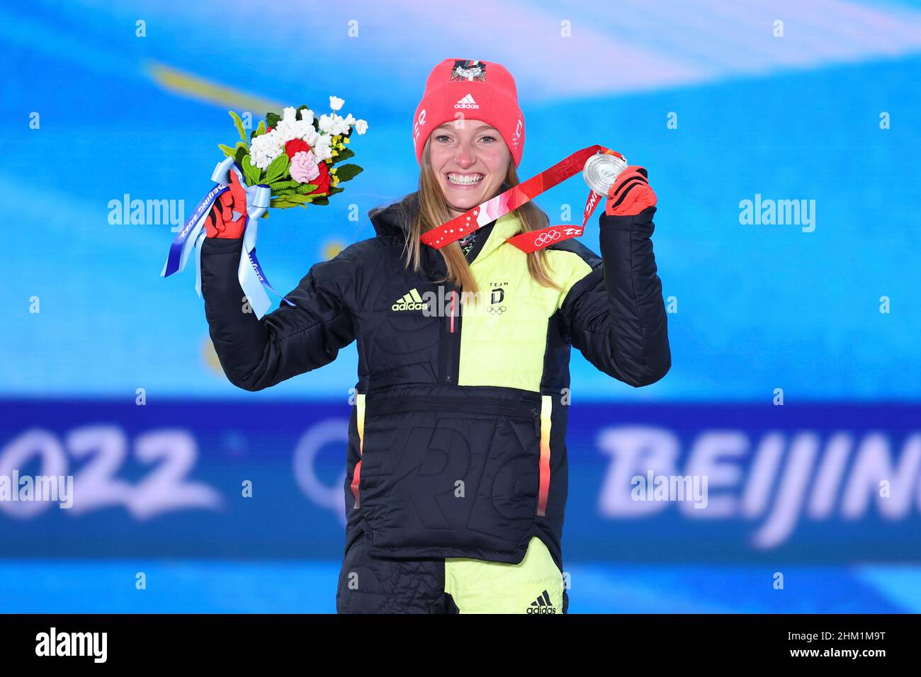 Katharina Althaus (GER), mit Medaille, Silbermedaille, Jubel, Freude, Enthusiasmus, Preisverleihung 6. FEBRUAR 2022 - Skisprung: Frauen-Einzel-Medaille auf Normalschanzen während der Olympischen Winterspiele 2022 in Peking auf dem Zhangjiakou Medal Plaza in Zhangjiakou, Hebei, China. 24th Olympische Winterspiele Peking 2022 in Peking vom 04,02.-20.02.2022. KEINE VERKÄUFE AUSSERHALB DEUTSCHLANDS ! Foto: Yohei Osada/AFLO via Sven Simon Photo Agency GmbH & Co. Press Photo KG # Princess-Luise-Str. 41 # 45479 M uelheim/R uhr # Tel 0208/9413250 # Fax. 0208/9413260 # Konto 244 293 433 # GLSB-Ankunft # Konto 4030 025 Stockfoto