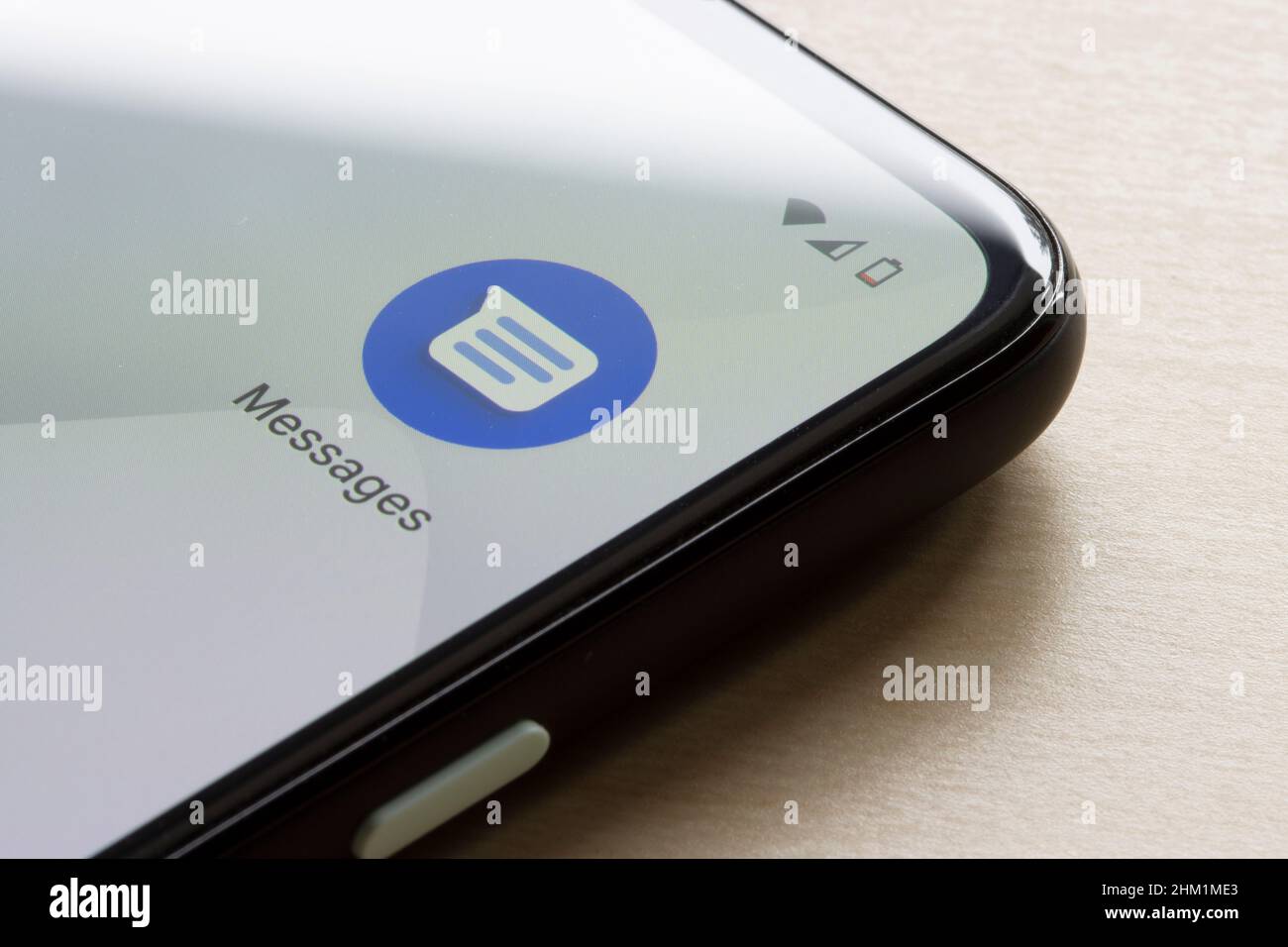 Das Google Messages App-Symbol wird auf dem Bildschirm eines Google Pixel-Smartphones angezeigt. Google Messages ist die Messaging-App von Google für Android- und Wear-OS-Geräte. Stockfoto
