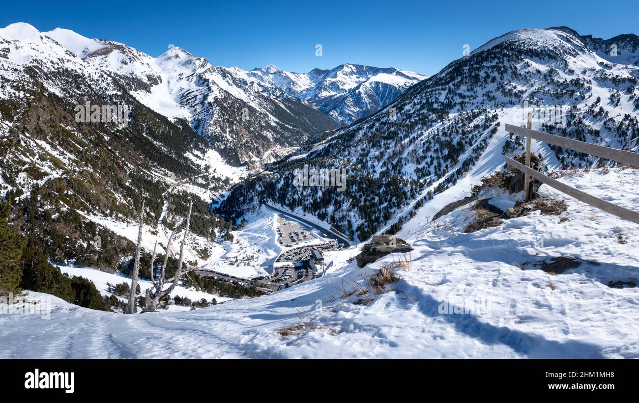 Blick auf das Tal von Ordino von einer Skipiste Stockfoto