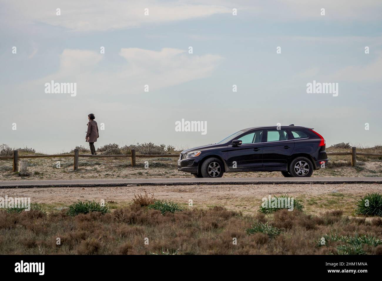 Frau, die das Meer neben dem Auto beobachtet, Spanien. Stockfoto