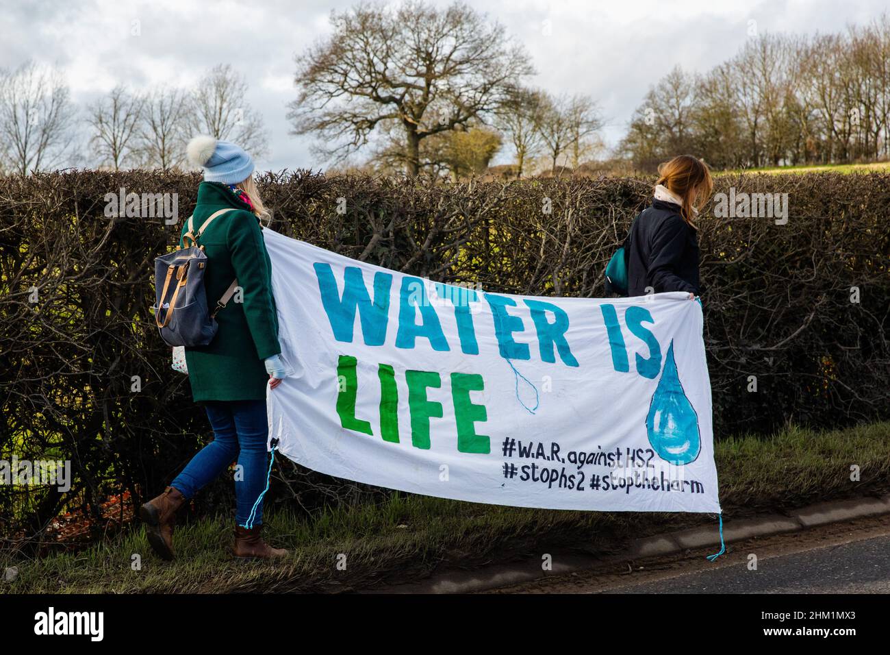 Ickenham, Großbritannien. 5th. Februar 2022. Stop HS2 Aktivisten nehmen an einem Protestmarsch zum Wasser vom Hillingdon Civic Center nach Harefield Moor Teil, um das Risiko einer Kontamination der öffentlichen Trinkwasserversorgung durch Bohrungen in den Kalkwasserleiter im Colne Valley für die Hochgeschwindigkeitsstrecke HS2 hervorzuheben. Kredit: Mark Kerrison/Alamy Live Nachrichten Stockfoto