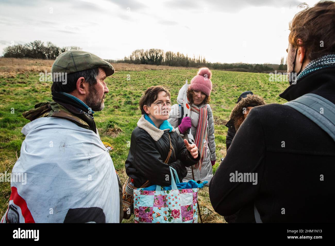 Harefield, Großbritannien. 5th. Februar 2022. Sarah Green (c) wird auf Harefield Moor während eines Protestmarsches zu Wasser von Stop HS2-Aktivisten interviewt, um das Risiko einer Kontamination der öffentlichen Trinkwasserversorgung durch Bohrungen in den Kalkwasserleiter im Colne Valley für die Hochgeschwindigkeitsstrecke HS2 hervorzuheben. Kredit: Mark Kerrison/Alamy Live Nachrichten Stockfoto