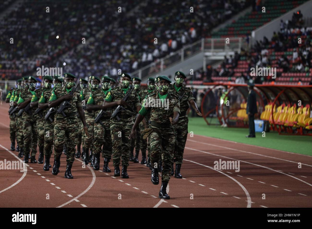 Yaounde, Kamerun. 06th. Februar 2022. Militärpersonal marschieren vor dem Beginn des Afrika-Cup-der-Nationen-Finalspieles 2021 zwischen Senegal und Ägypten im Paul Biya 'Olembe'-Stadion. Quelle: Ayman Aref/dpa/Alamy Live News Stockfoto