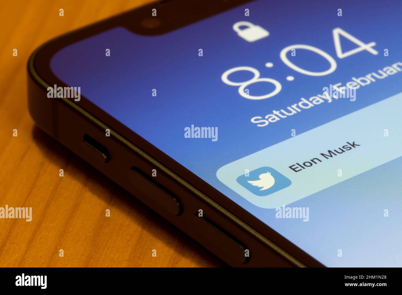 Am Samstag, den 5. Februar 2022, wird eine Benachrichtigung mit einem neuen Tweet von Elon Musk auf dem Sperrbildschirm eines iPhones angezeigt. Stockfoto