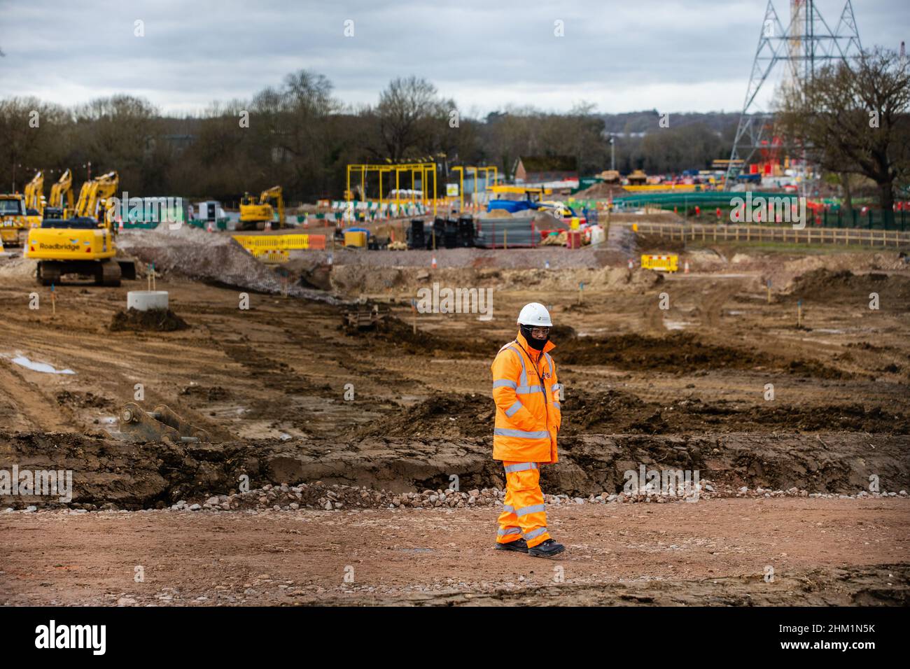 Harefield, Großbritannien. 5th. Februar 2022. Ein Blick auf die Arbeiten für die Hochgeschwindigkeitsstrecke HS2 im Colne Valley. Ein Viadukt, das 292 Pfähle benötigt, die in den Grundwasserleiter, ein natürliches Wasserfiltersystem, getrieben werden, wird derzeit gebaut, um HS2 über Seen und Wasserläufe im Colne Valley Regional Park zu transportieren. Kredit: Mark Kerrison/Alamy Live Nachrichten Stockfoto