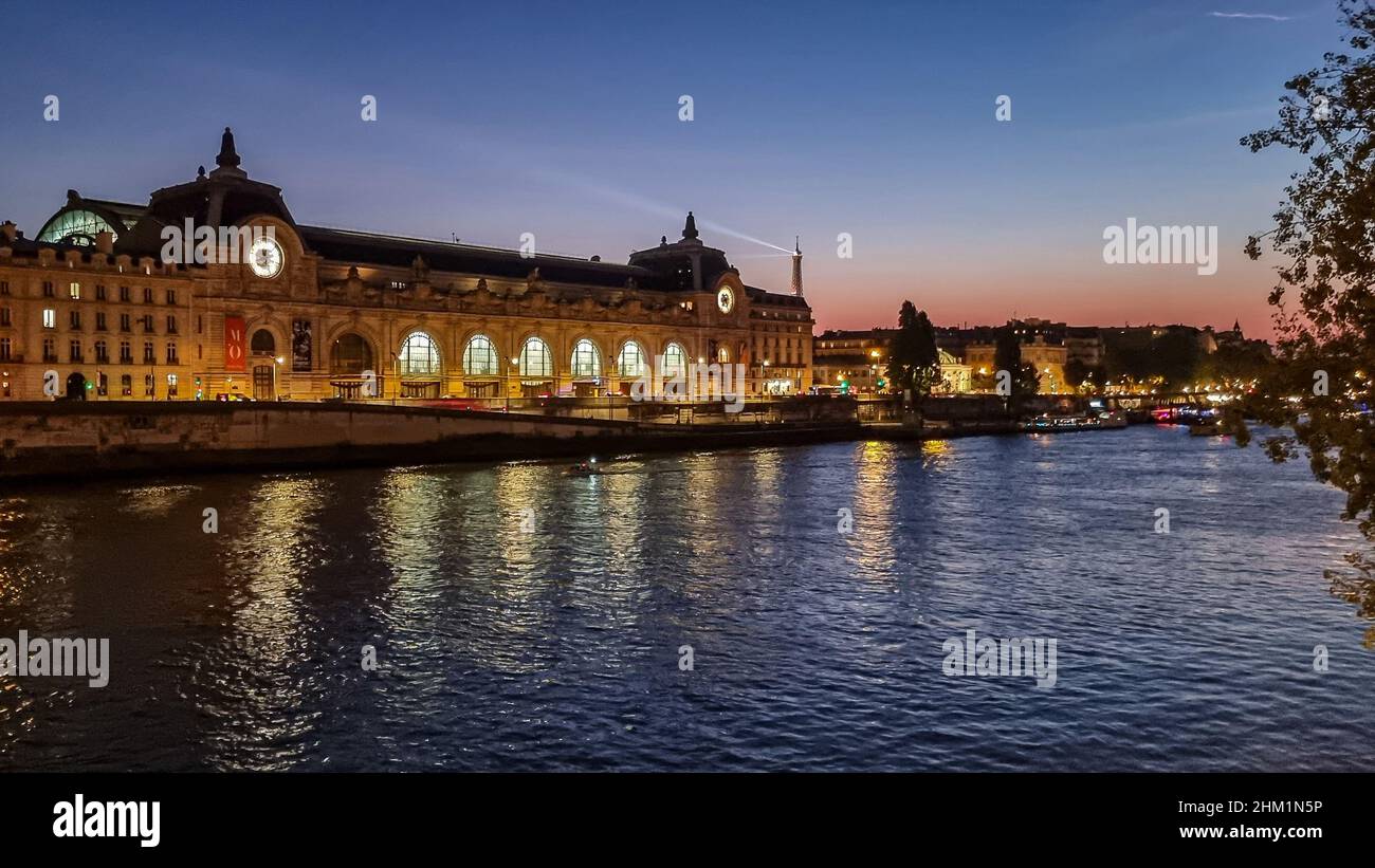 Schöne Aufnahme des Musée d'Orsay im Sonnenuntergang. Stockfoto