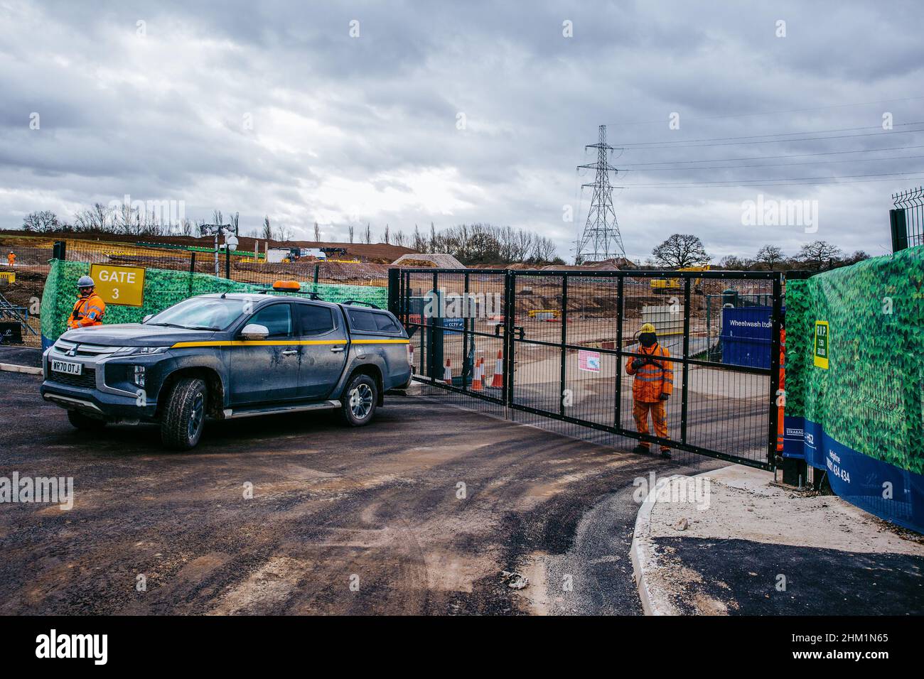 Harefield, Großbritannien. 5th. Februar 2022. Sicherheitskräfte überwachen ein Tor zu einer Baustelle für die Hochgeschwindigkeitsstrecke HS2 im Colne Valley. Ein Viadukt, das 292 Pfähle benötigt, die in den Grundwasserleiter, ein natürliches Wasserfiltersystem, getrieben werden, wird derzeit gebaut, um HS2 über Seen und Wasserläufe im Colne Valley Regional Park zu transportieren. Kredit: Mark Kerrison/Alamy Live Nachrichten Stockfoto