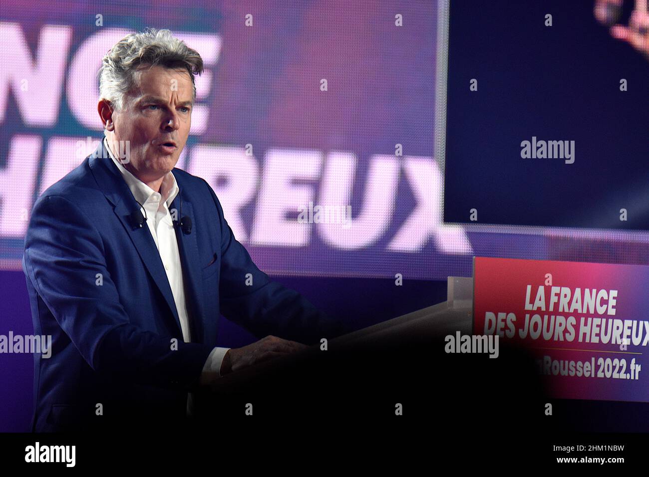 Marseille, Frankreich. 06th. Februar 2022. Fabien Roussel, Präsidentschaftskandidat der Kommunistischen Partei Frankreichs (PCF), hält während seines ersten Wahlkampftreffens in Marseille eine Rede.Fabien Roussel, Kandidat der Kommunistischen Partei Frankreichs (PCF), wählte Marseille für seine erste Wahlkampfveranstaltung bei den französischen Präsidentschaftswahlen. (Foto von Gerard Bottino/SOPA Images/Sipa USA) Quelle: SIPA USA/Alamy Live News Stockfoto