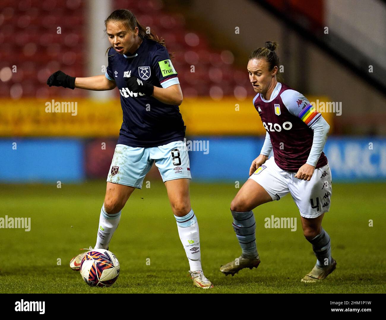 Emma Snerle von West Ham United (links) und Remi Allen von Aston Villa kämpfen während des Spiels der Barclays FA Women's Super League im Bank's Stadium, Birmingham, um den Ball. Bilddatum: Sonntag, 6. Februar 2022. Stockfoto