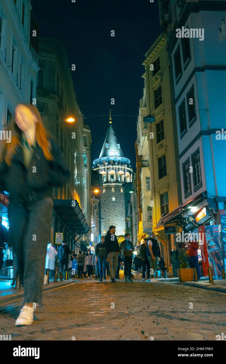 Istanbul Nacht. Galata Tower und Menschen in der Nacht. Lärm inklusive. Selektiver Fokus auf Gebäude. Istanbul Türkei - 10.15.2021 Stockfoto