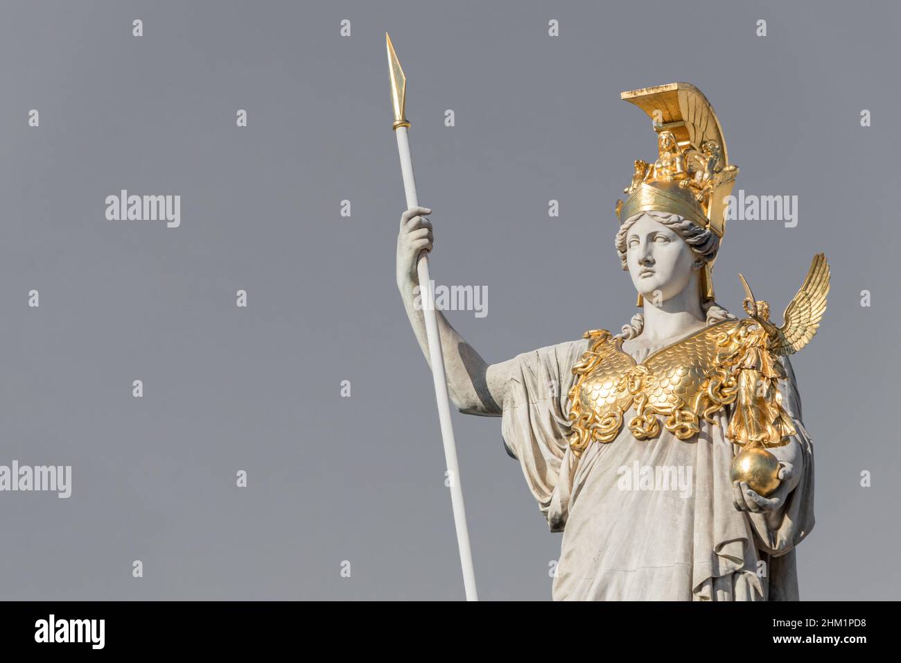Skulptur der Athene, der griechischen Göttin der Weisheit, der außerhalb des Österreichischen Parlaments Gebäude in Wien, Österreich Stockfoto