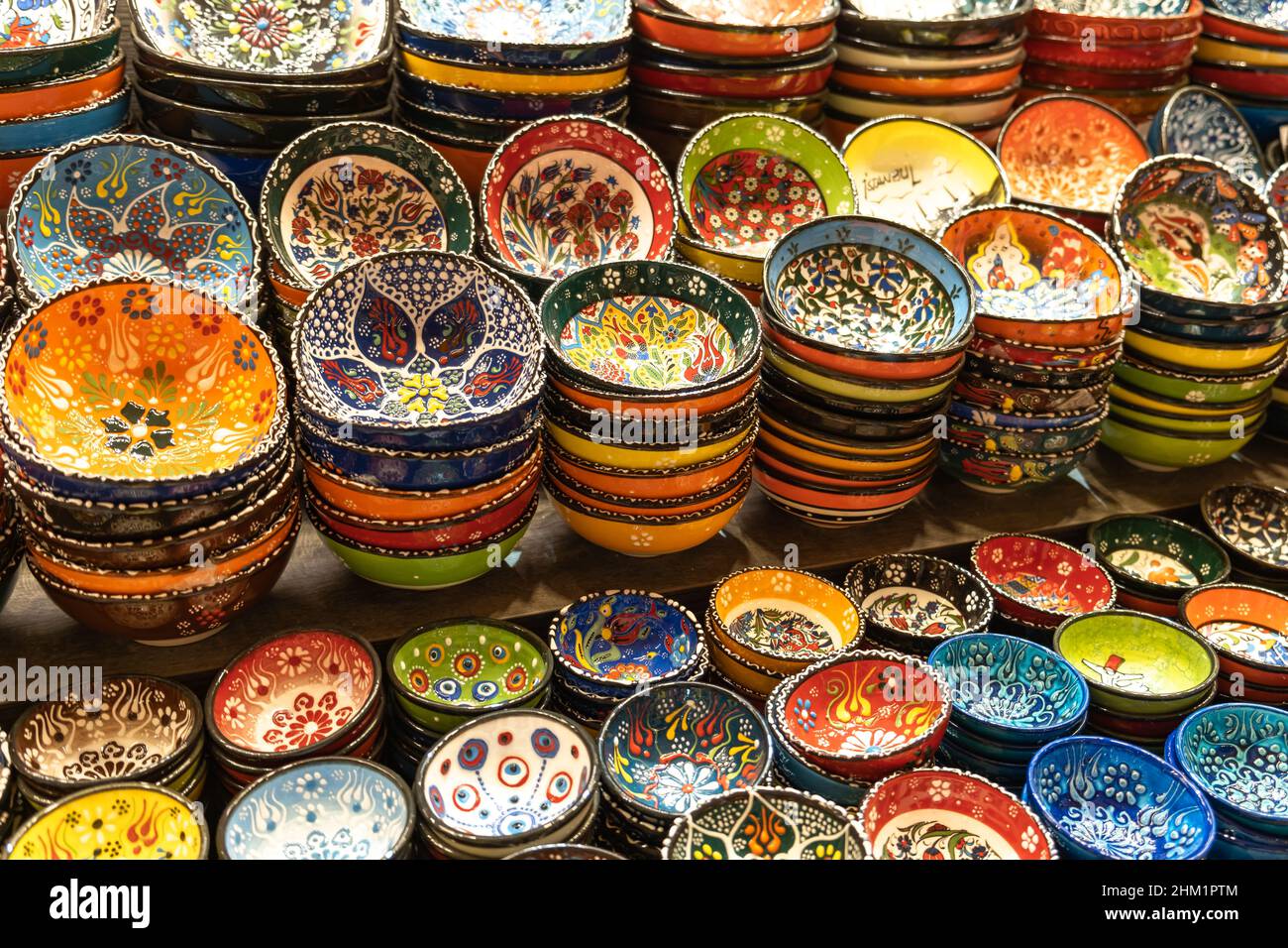 Traditionelle türkische Keramik, Keramik, Schale im Basar. Handgemachte  Geschenk Keramik Schalen, Keramik und Teller Stockfotografie - Alamy