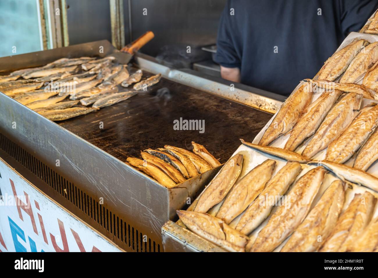 Gekochter Makrelenfisch. Makrelenfisch, zubereitet für Fischbrot, Sandwiches. Leckeres und gesundes Essen. Stockfoto