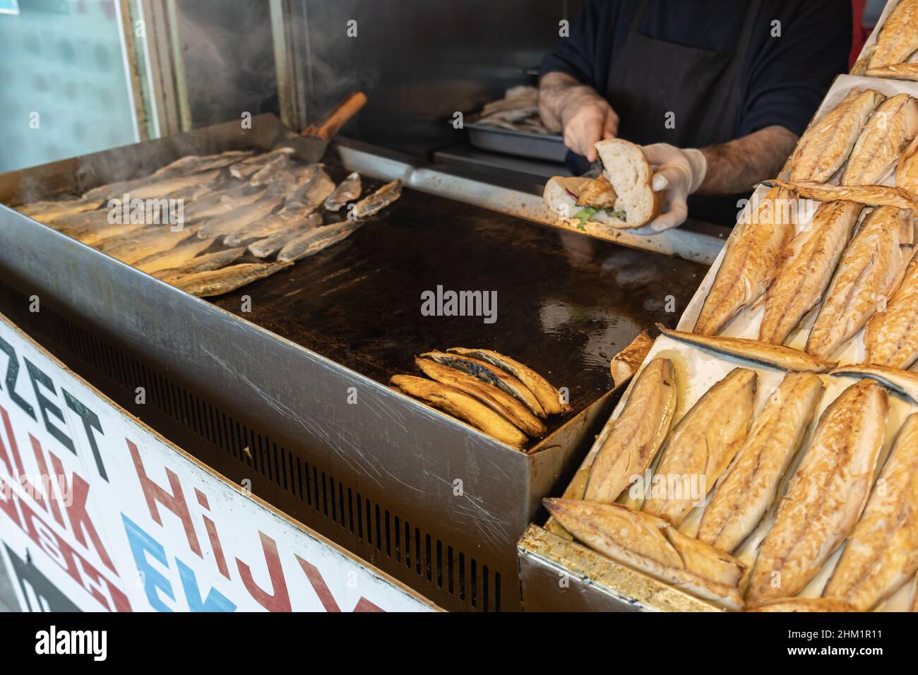 Gekochter Makrelenfisch. Makrelenfisch, zubereitet für Fischbrot, Sandwiches. Leckeres und gesundes Essen. Stockfoto