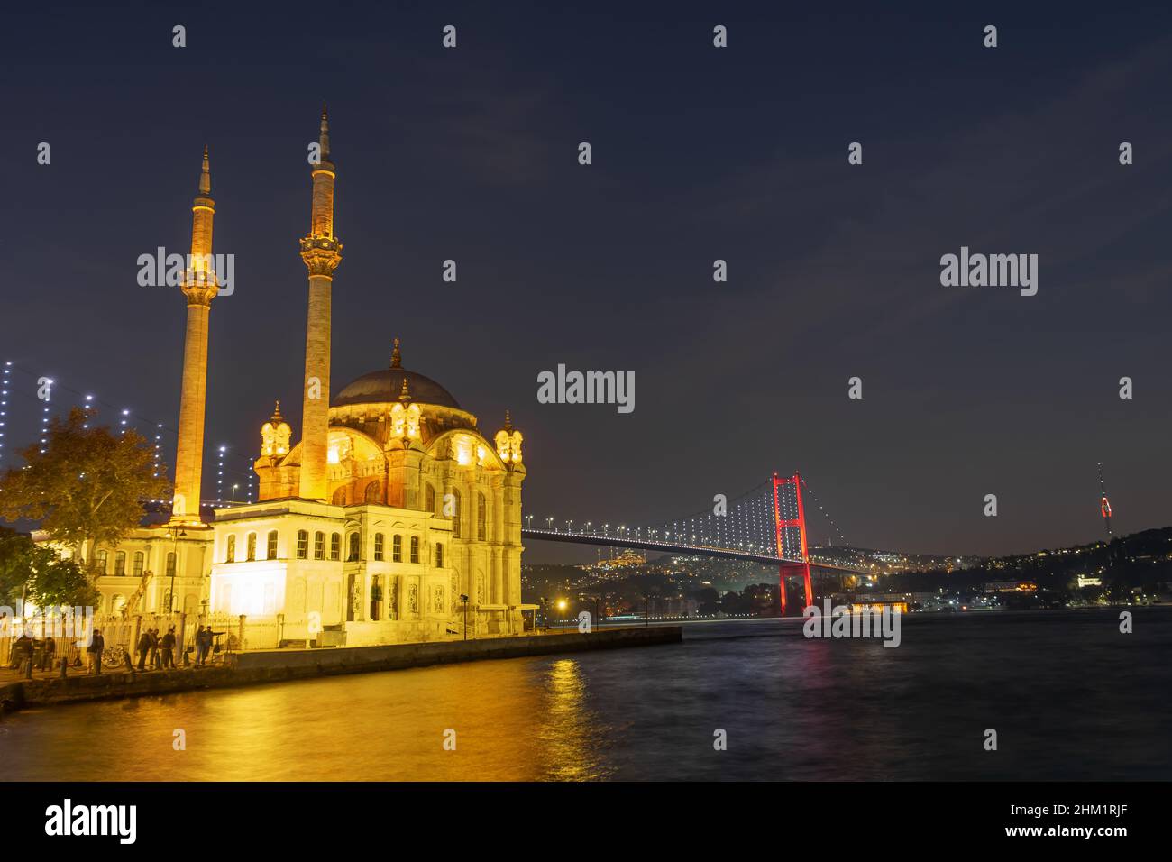 Ortakoy Moschee, Bosporus und Istanbul Brücke bei Nacht in Istanbul, Türkei - Oktober, 2021: Ortakoy Moschee ist die beliebteste Architektur. Stockfoto