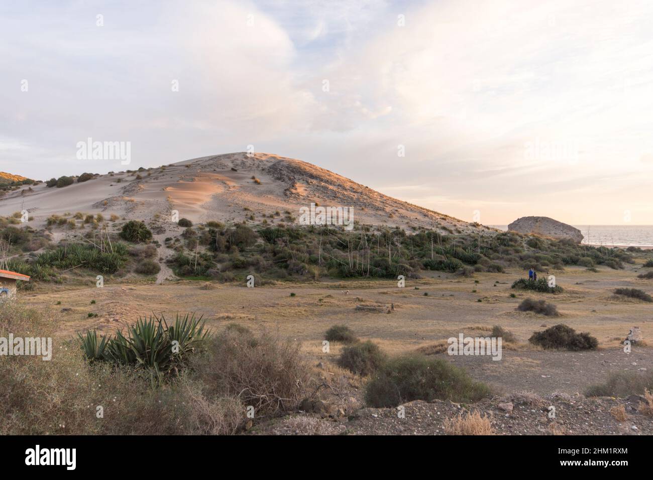 Vulkanisches Gestein legt Dünen von unberührten Monsul Strand im Naturpark Cabo de Gata, Almeria, Andalusien, Spanien Stockfoto