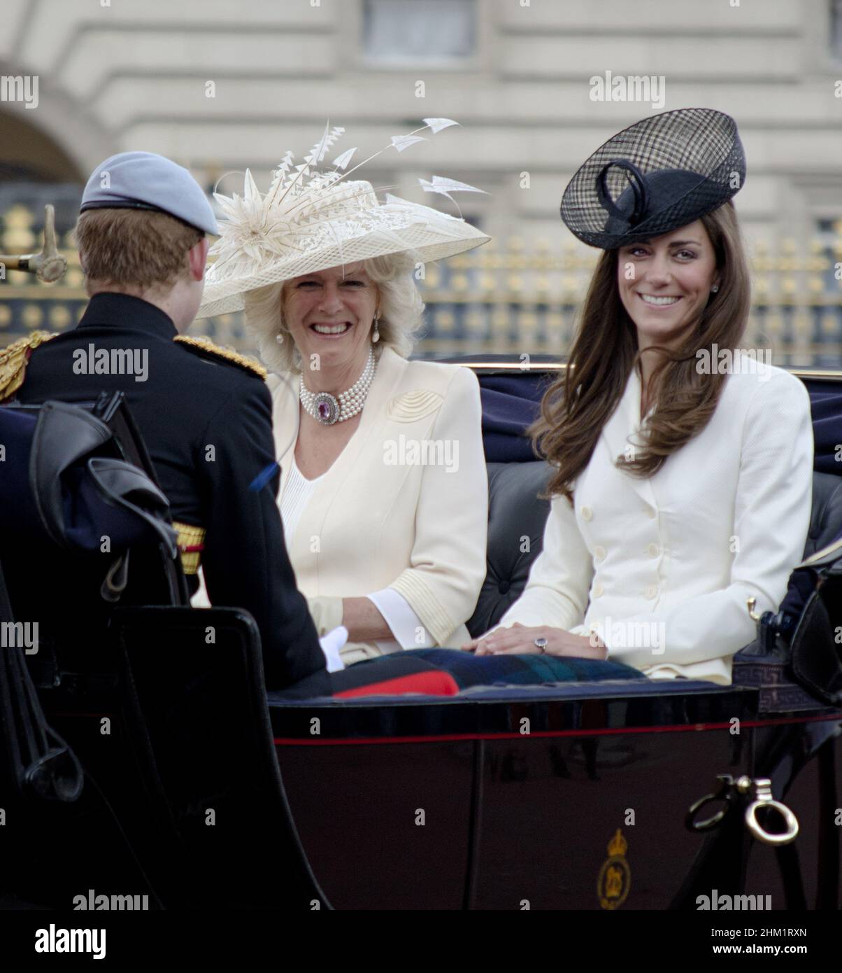 Kate Middleton Prinzessin von Wales Camilla Parker Bowles Prinz Harry in offener Kutsche vor dem Buckingham Palace Trooping the Colour Stockfoto