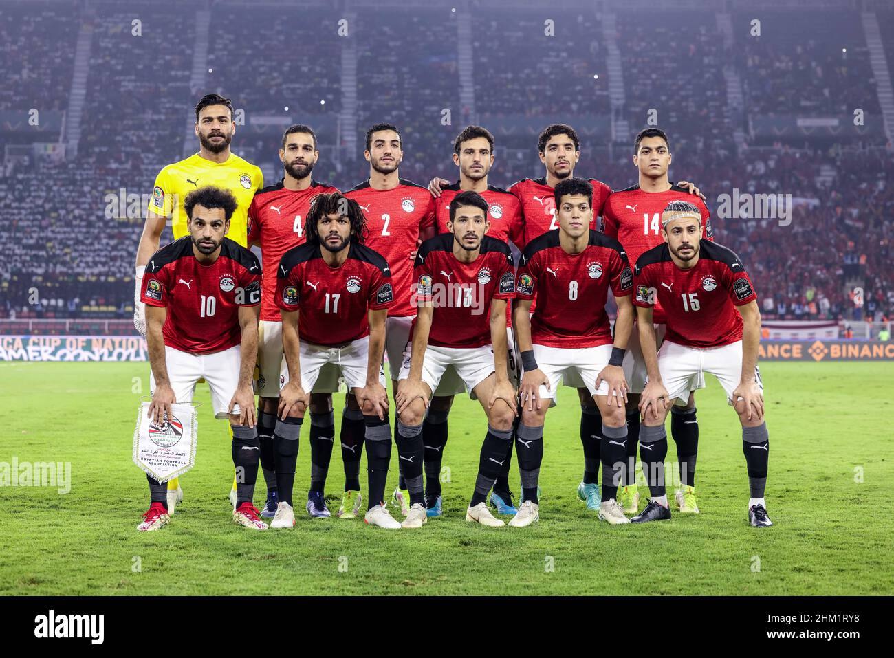 KAMERUN, Yaounde, Februar 06 2022 - Nationalmannschaft Ägyptens posiert für Teamfoto von links oben Gabaski, Amr El Solia, Mohamed Abdelmonem, Omar Marmoush, Mostafa Mohamed, Von links unten: Mohamed Salah, Mohamed Elneny, Ahmed El Fotouh, Emam Ashour, Mahmoud Hamdi während des Afrika-Cup-Finales zwischen Senegal und Ägypten im Stade d'Olembe, Yaounde, CMR 06/02/2022 Foto SFSI Credit: Sebo47/Alamy Live News Stockfoto