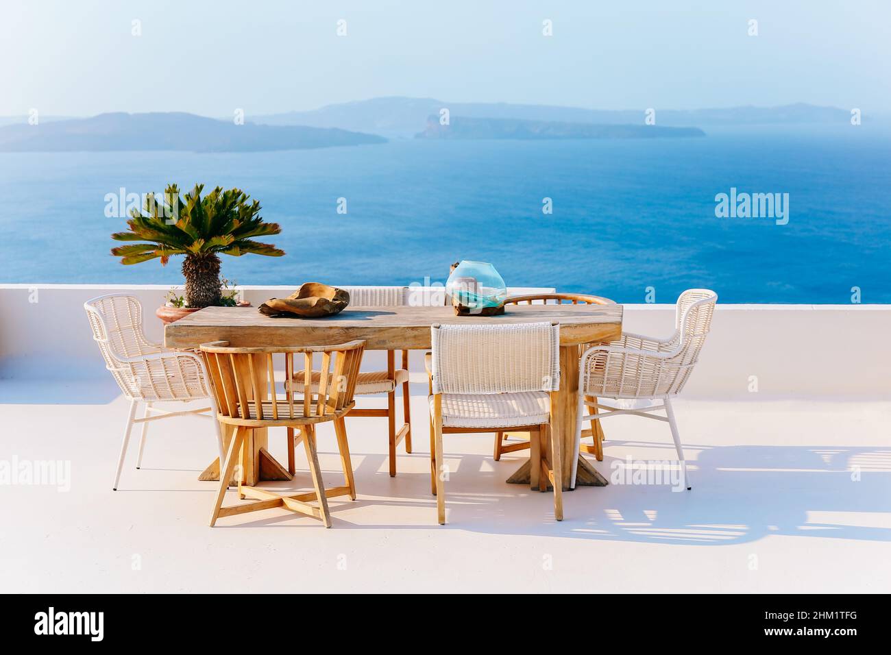 Tisch und Stühle auf dem Balkon in Oia auf Santorini mit toller Aussicht Stockfoto