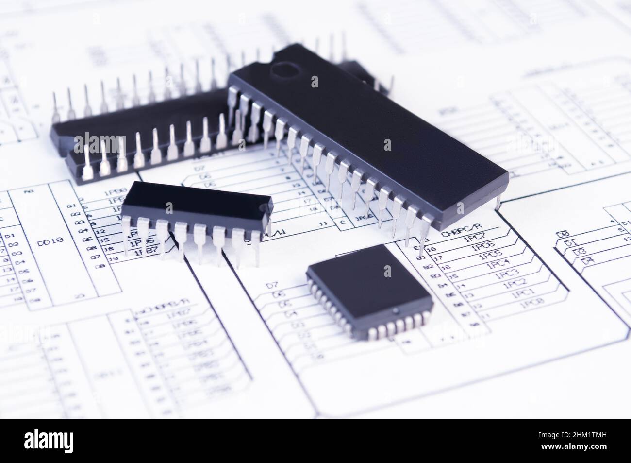 Elektronikkomponenten auf dem Hintergrund des Schaltplans. Konzept für die Entwicklung und Konstruktion von elektronischen Geräten. Stockfoto