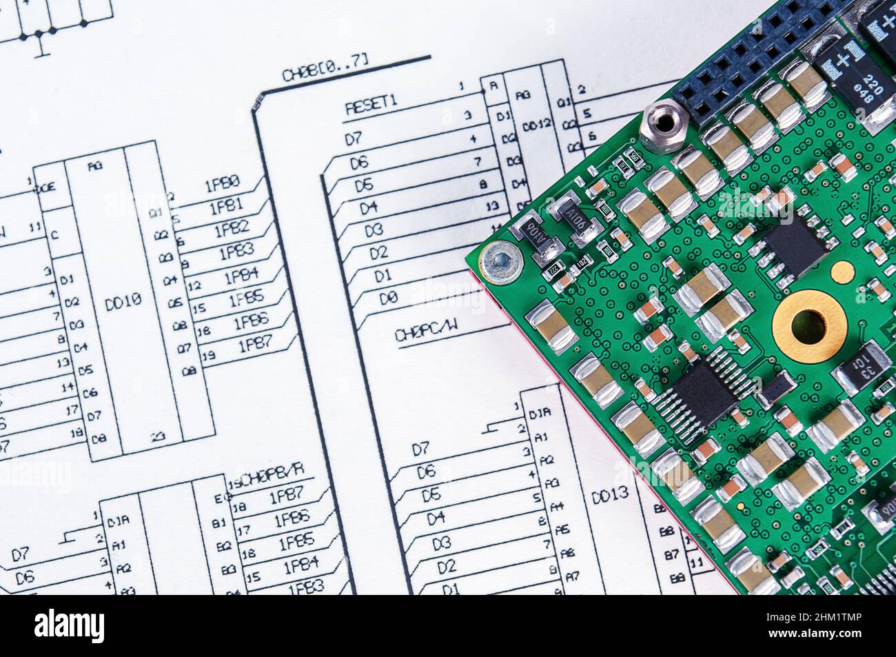 Elektronikkarte auf dem Hintergrund des Schaltplans. Konzept für die Entwicklung und Konstruktion von elektronischen Geräten. Stockfoto