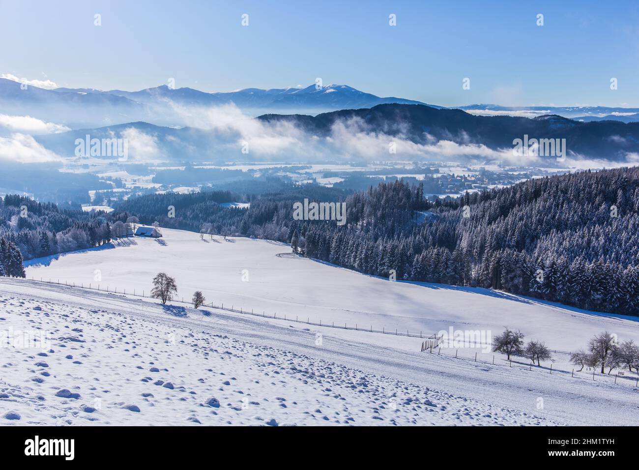 Perfekte Wanderbedingungen und tolles Wetter mit viel Schnee in den Seckauer Alpen in Österreich. Stockfoto