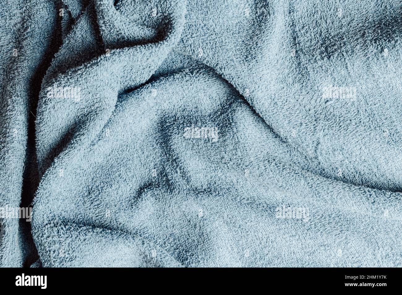 Ein Blick von der Spitze eines hellblauen Handtuchs Stockfoto