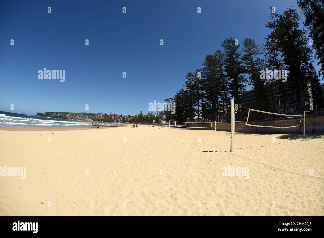Manly Beach an einem sonnigen Tag - ruhiger/leerer Teil, Fährfahrt von Sydney, NSW, Australien Stockfoto