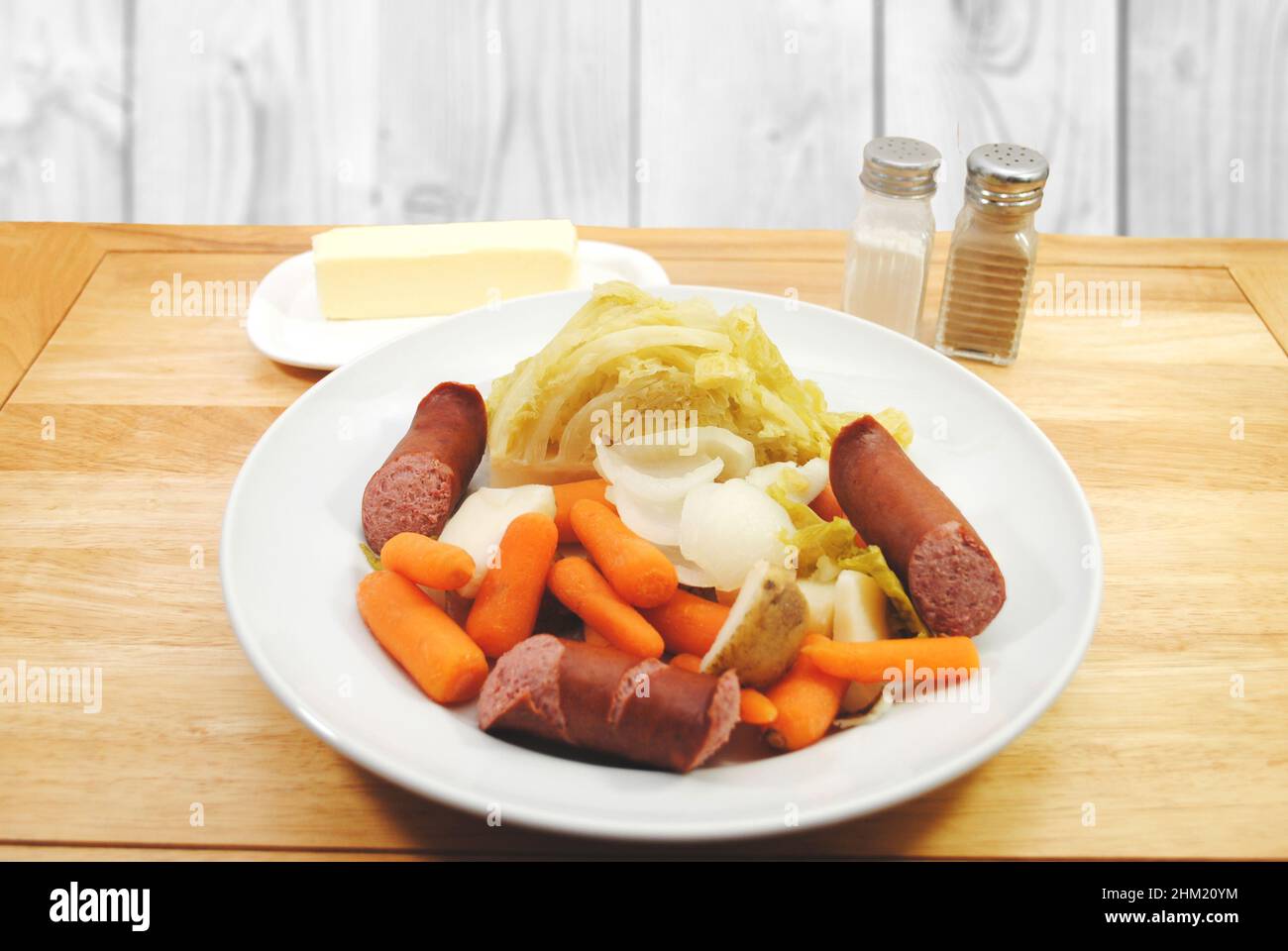 Köstliches gekochtes Abendessen mit Kielbasa Stockfoto