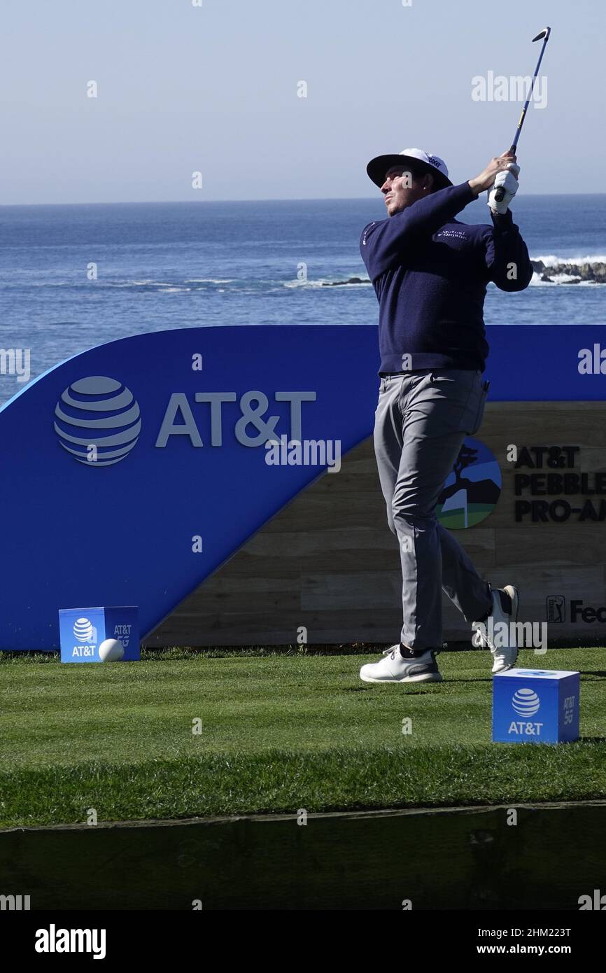 Pebble Beach, USA. 06th. Februar 2022. Joel Dahmen trifft in der Finalrunde des AT&T Pro-am PGA Tour Golfereignisses in Pebble Beach Links, Monterey Peninsula, Kalifornien, USA auf das Grün von 5th. Quelle: Motofoto/Alamy Live News Stockfoto