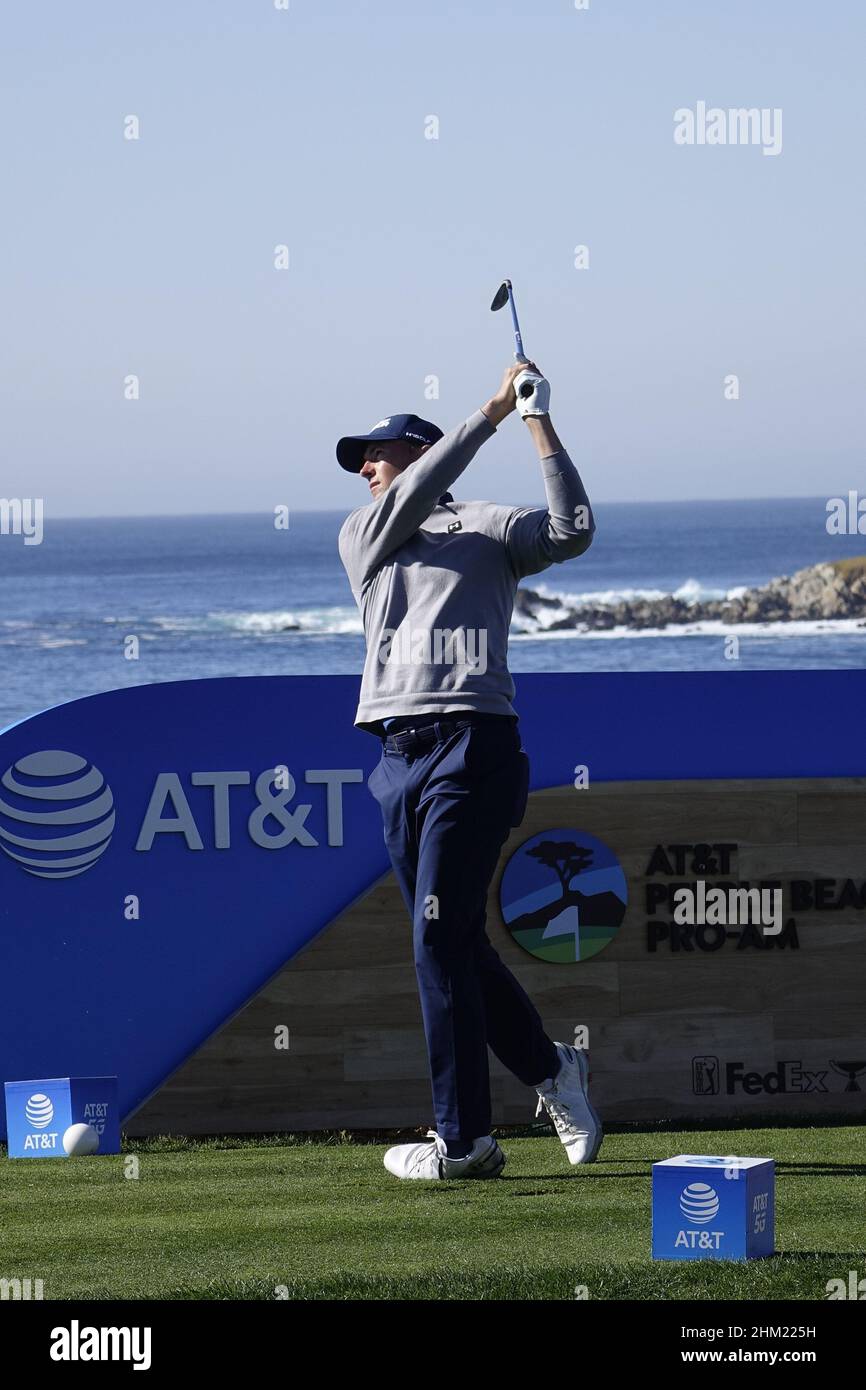 Pebble Beach, USA. 06th. Februar 2022. Jordan Spiethhhits to the 5th Green during the final round of the AT&T Pro-am PGA Tour Golf Event at Pebble Beach Links, Monterey Peninsula, California, USA Credit: Motofoto/Alamy Live News Stockfoto