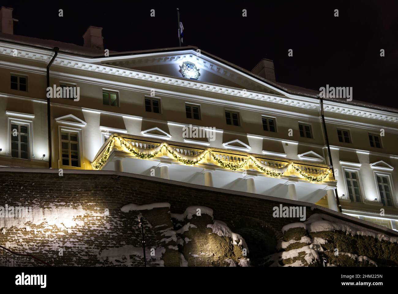 Tallinn, Estland -Dezember 15 2021: Bild vom Stenbock-Haus, dem Büro des Ministerpräsidenten von Estland während eines verschneiten Winters und weihnachten. Stockfoto