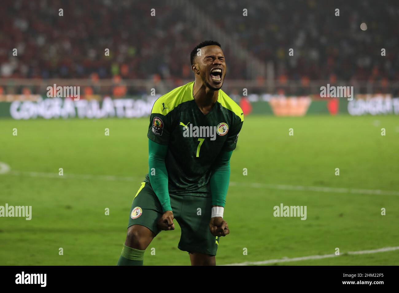 Yaounde, Kamerun. 06th. Februar 2022. Die senegalesische Keita Balde Diao feiert den Sieg nach dem letzten Fußballspiel des Afrika-Cup der Nationen 2021 zwischen Senegal und Ägypten im Paul Biya-Olembe-Stadion. Quelle: Ayman Aref/dpa/Alamy Live News Stockfoto