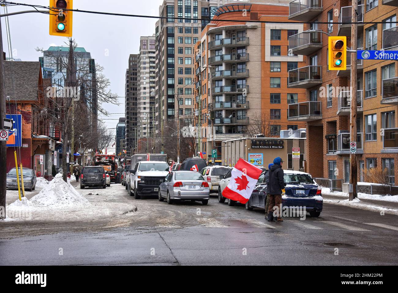 Ottawa, Kanada – 6. Februar 2022: Die Kent Street in der Innenstadt von Ottawa wurde im Rahmen des Protestes des Trucker Convoy mit vielen Lastwagen und Fahrzeugen blockiert. Der Protest hat einen Großteil der Innenstadt von Ottawa heruntergefahren und den Anwohnern viel Leid bereitet. Stockfoto