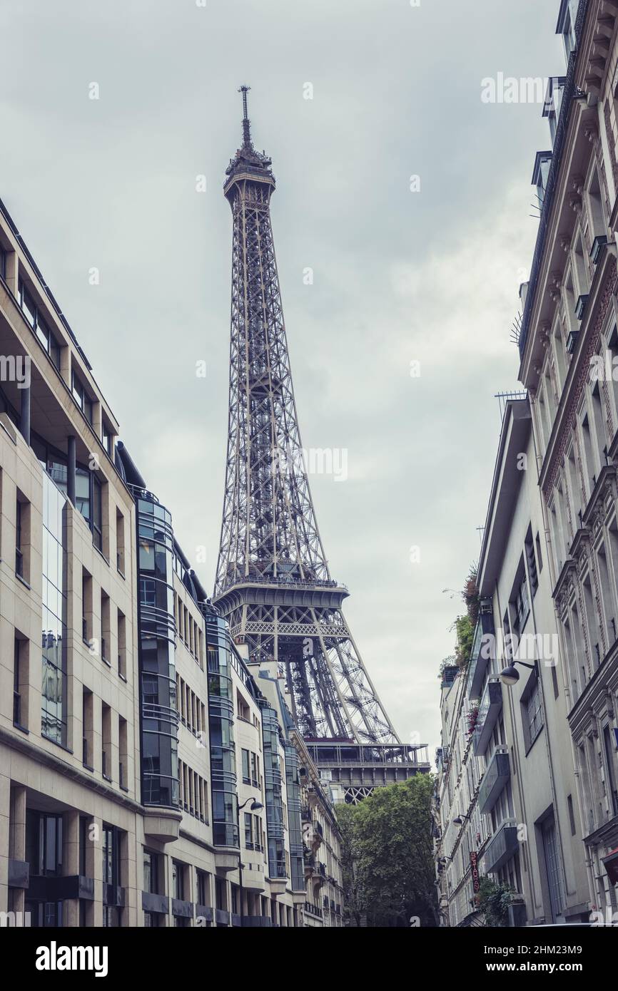 Blick auf den berühmten Eiffelturm in Paris, Frankreich. Stockfoto
