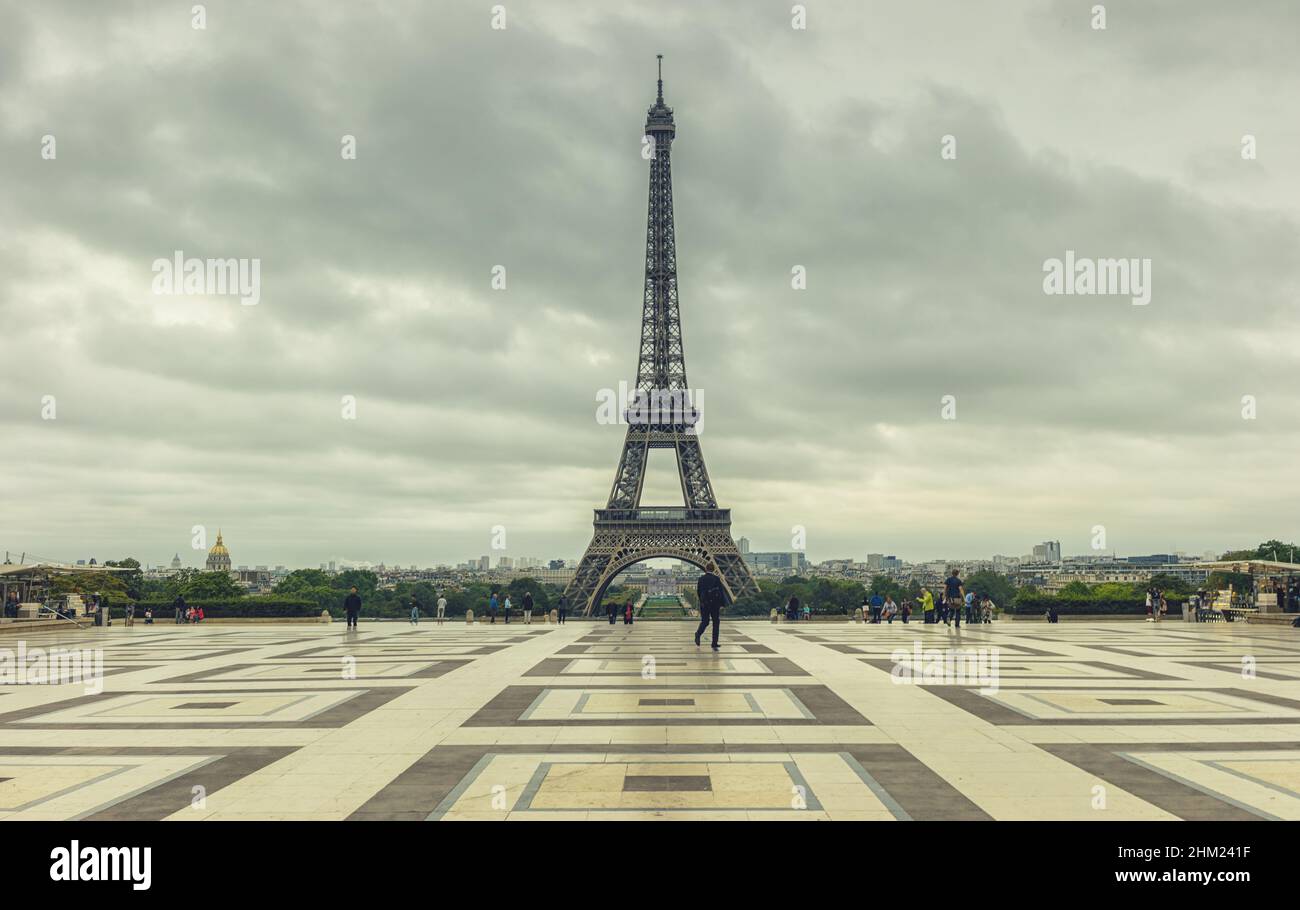 Blick auf den Eiffelturm vom Trocadero (Place du Trocadero). Paris, Frankreich Stockfoto