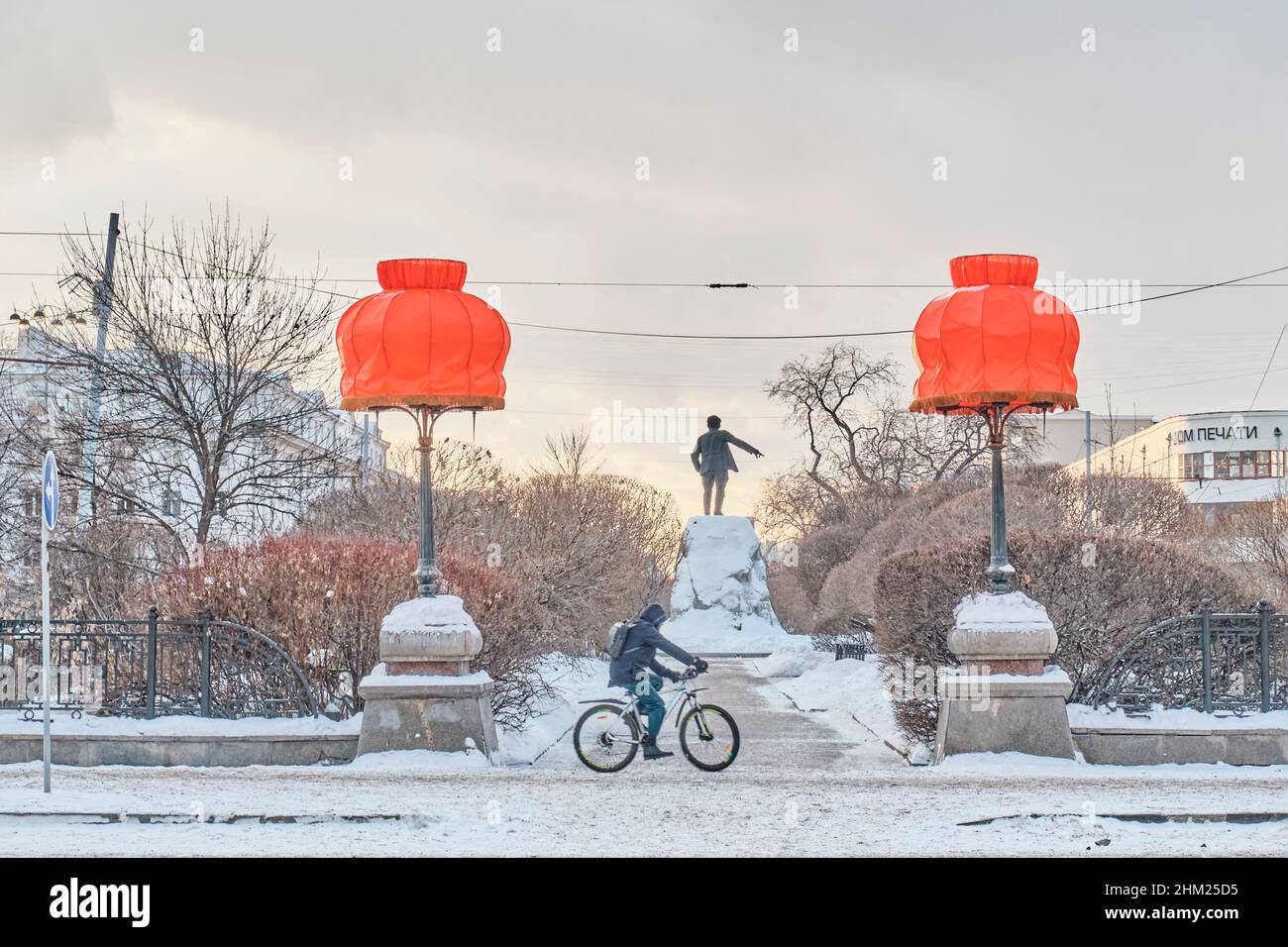 Winterstadtbild von Jekaterinburg, Russland. Zwei gemütliche orangefarbene Lampenschirme auf Laternen in der Stadtgasse Stockfoto