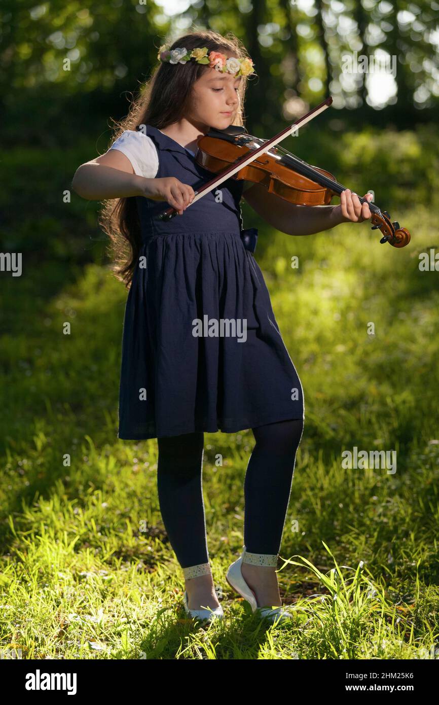 Junges Mädchen spielt Viola Stockfoto