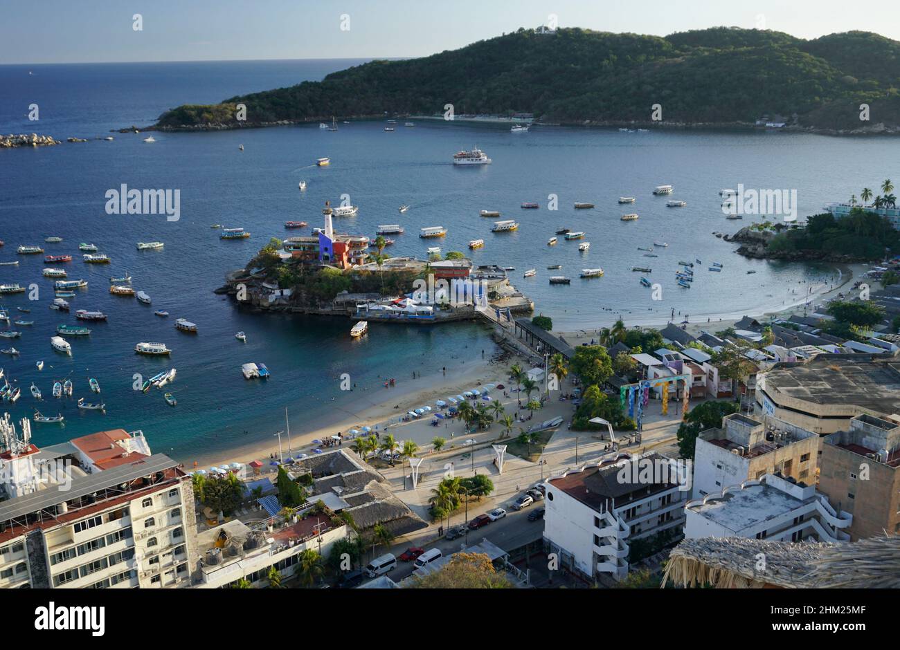 Die Strände von Caleta und Caletilla sowie die Insel Roqueta in Acapulco, Mexiko Stockfoto