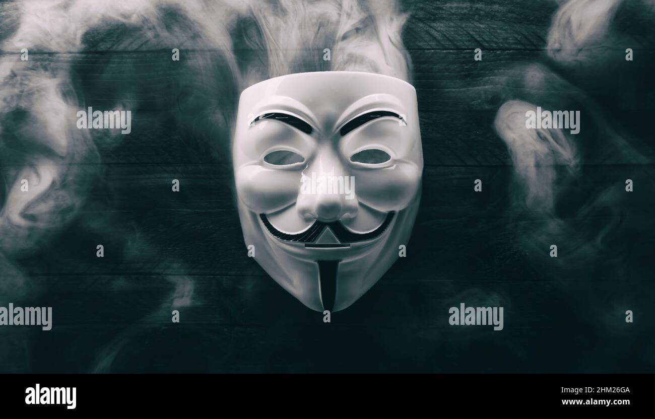 Studioaufnahme einer AnonymousVendetta Maske auf Holzboden Stockfoto